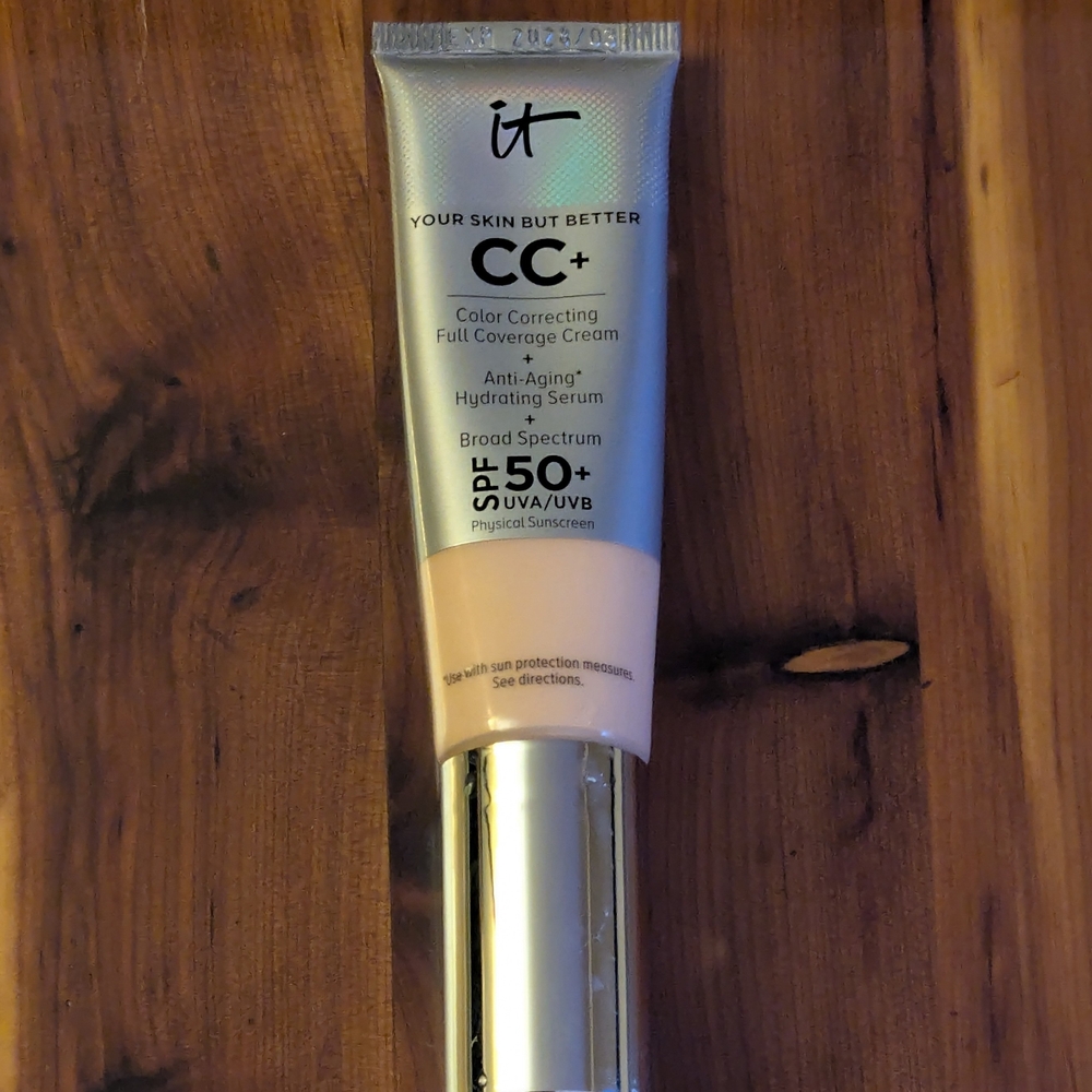 IT Cosmetics CC+ Color Correcting Full Coverage Cream SPF 50+ - Light/Beige